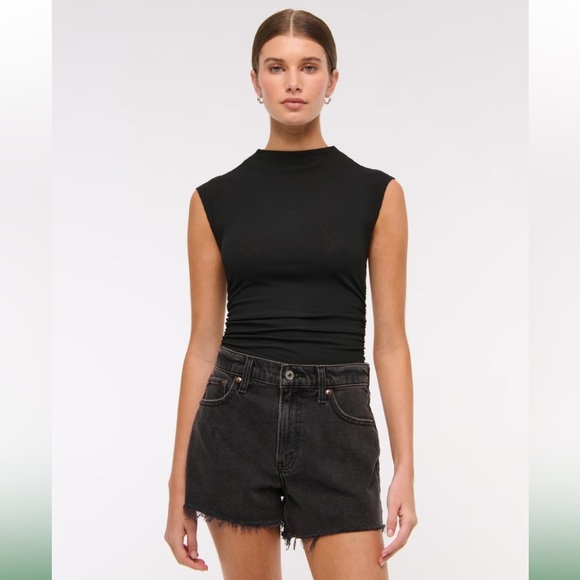 Abercrombie & Fitch 90s Relaxed Cut Off High Rise Black Denim Shorts Size 27 - Picture 1 of 14